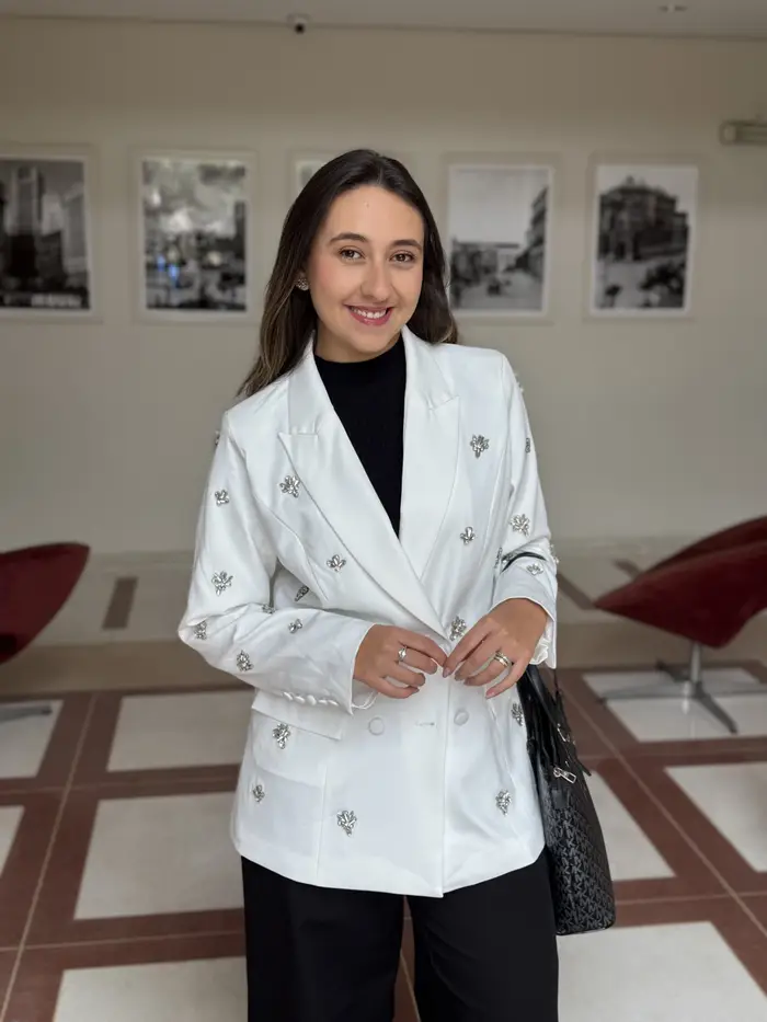 Giovanna, fundadora do Mídia do Empreendedor em contexto profissional